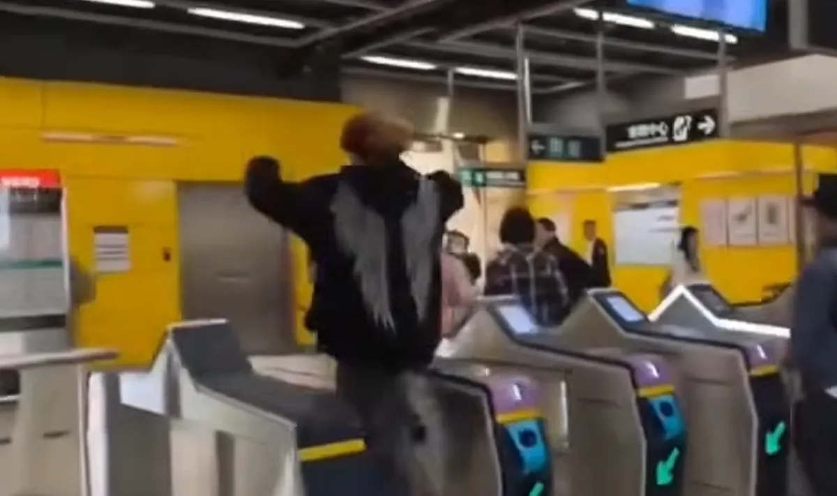 疑似拍片搏流量!金毛仔油塘站「假動作」跨欄逃票,網民怒斥社會敗類,背後揭示嚇人真相!